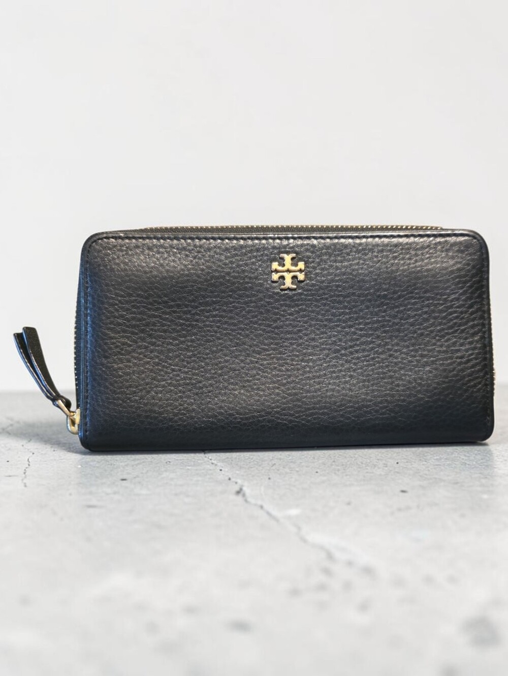 EUC Tory Burch Black Pebbled Leather Zip Card Wallet with Gold Hardware